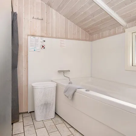 6 Person In Sjolund-by Traum Hejls