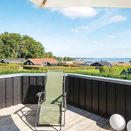 6 Person In Sjolund-by Traum