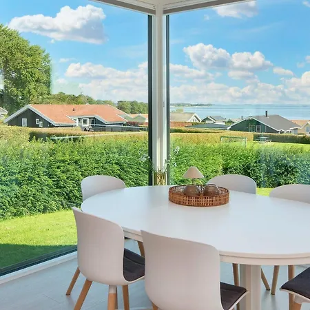 6 Person In Sjolund-by Traum *