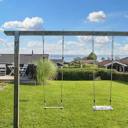 6 Person In Sjolund-by Traum * Hejls