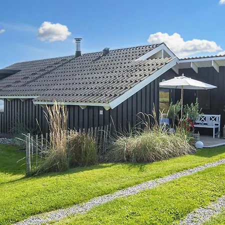 6 Person In Sjolund-by Traum